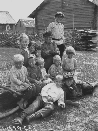  Групповой деревенский портрет. Беликов Александр Антонович. Карелия