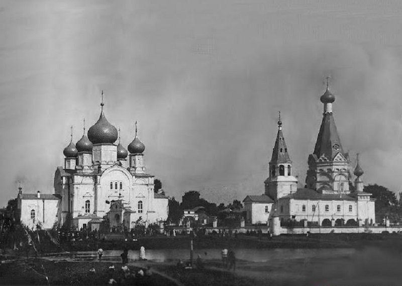 Церковь во имя Святых Апостолов Петра и Павла и храм Богоявления