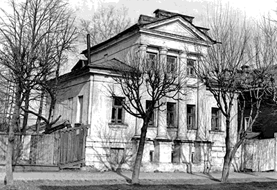 Дом Н. П. Акатова Кирпичный одноэтажный дом с мезонином, поставленный на полуподвале, по типологии представляет собой один из наиболее характерных для русской провинции образцов каменного жилого зодчества в стиле классицизма.
