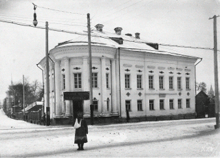 Угловое с Крестьянской ул. каменное здание XVIII в. Было построено на деньги купца И.В. Малышева. Дом 1865-1875 г. принадлежал А.В. Попову В 1875 г. дом был куплен купцом Акатовым.