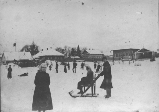  За деревьями виднеется церковь Иоанна Златоуста. Kostroma winter