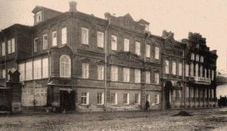  Здание на Проспекте Мира из красного кирпича. Hotel «Moscow» in Kostroma