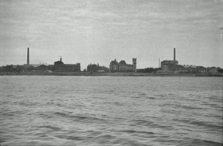 До 1945 года посёлок носил название Гузицино