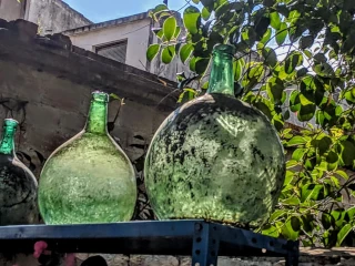  Фото-Арт натюрморт с посудой для напитков в естественном уличном свете. Still life with bottles