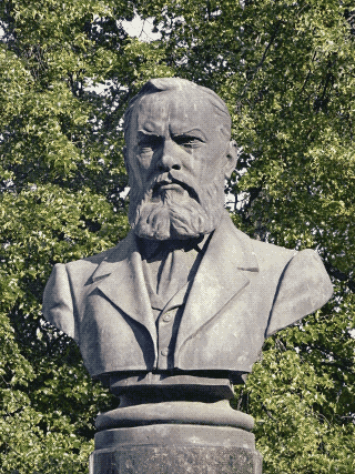 ПАМЯТНИК РУССКОМУ ДРАМАТУРГУ