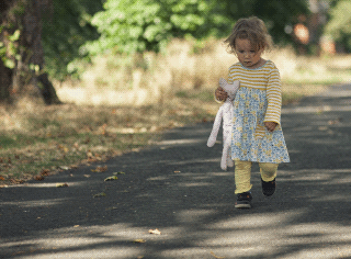  Девочка с куклой. Детские уличные портреты. Genre color portrait of children