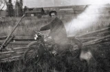  Мотоциклист Великой пустыни. Фото 1960 гг. На фоне изгороди
