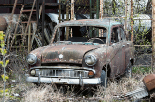  Уличные репортажные снимки. Old Rusty Cars In Junk Yard. Гараж под открытым небом