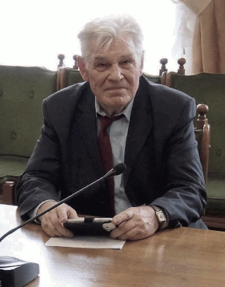  Николай Васильевич за столом